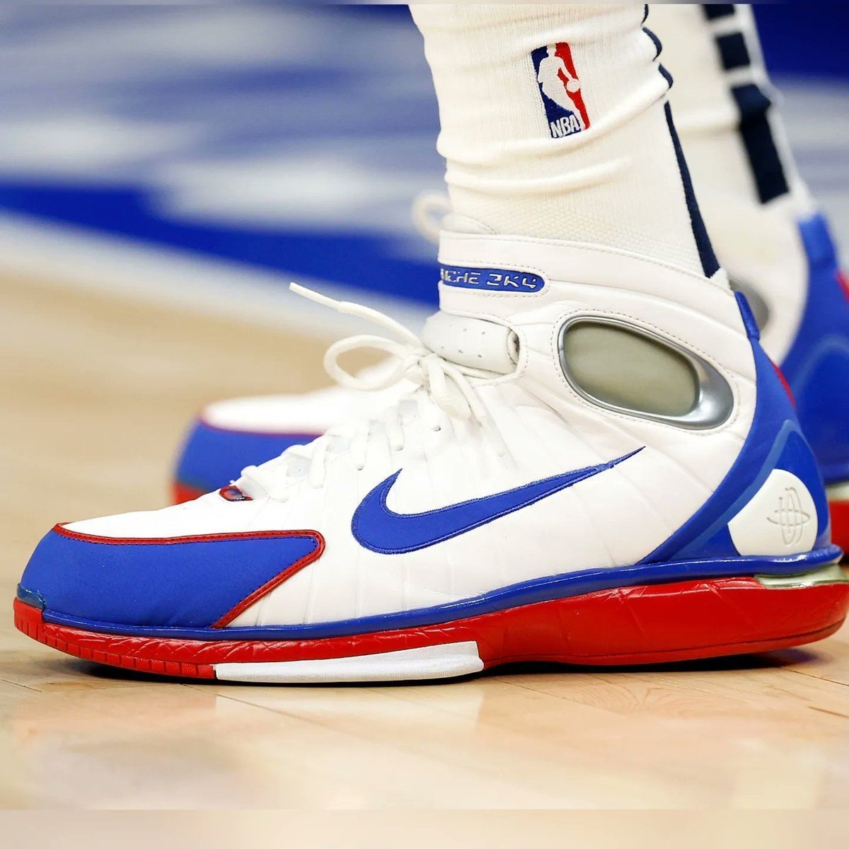 JustFreshKicks tweet media