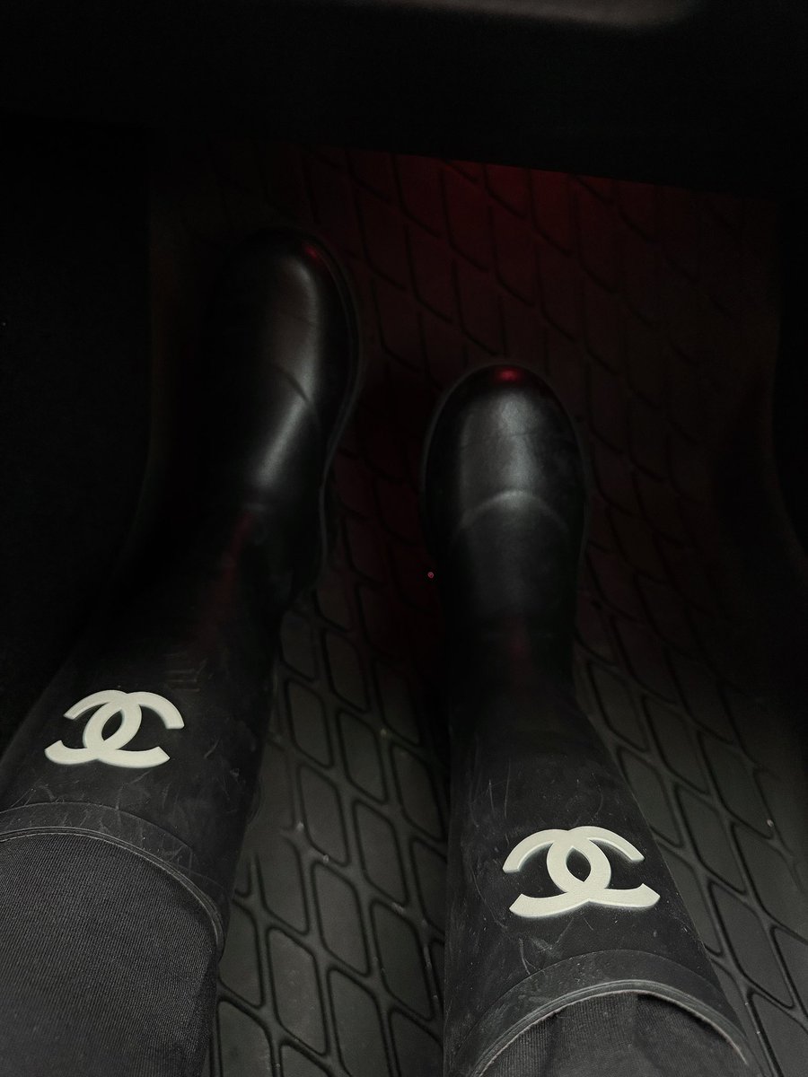 GabbyGirlllll's tweet image. Chanel me pls.