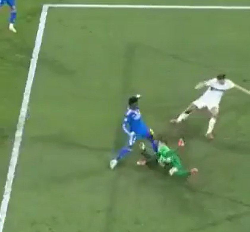 CuentaMister's tweet image. Robo al Madrid en Elche.

Iñaki Peña agredió la pierna de Vinicius con su nariz, debía ser 2-2 y el Elche quedarse con 10 por agresión.

Como veis, el Madridismo también tiene sus razones para quejarse de los árbitros así que culés y madridistas son lo mismo🤷‍♂️🤷‍♂️🤷‍♂️ nadie tiene…