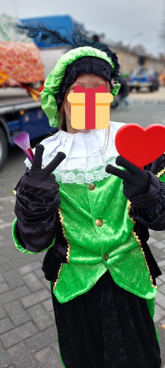 abstermuis's tweet image. Mijn dochter (12) mocht vandaag #Piet zijn
Ze tikte met een make-up kwastje op kindjes hun neus en liet ze dan in de de spiegel kijken en vertelde ze dan hoe mooi/prachtig ze waren en dat had ze zelf bedacht.
Alleen maar blije gezichtjes gezien.
Trots op mijn ruimhartig Pietje🥰