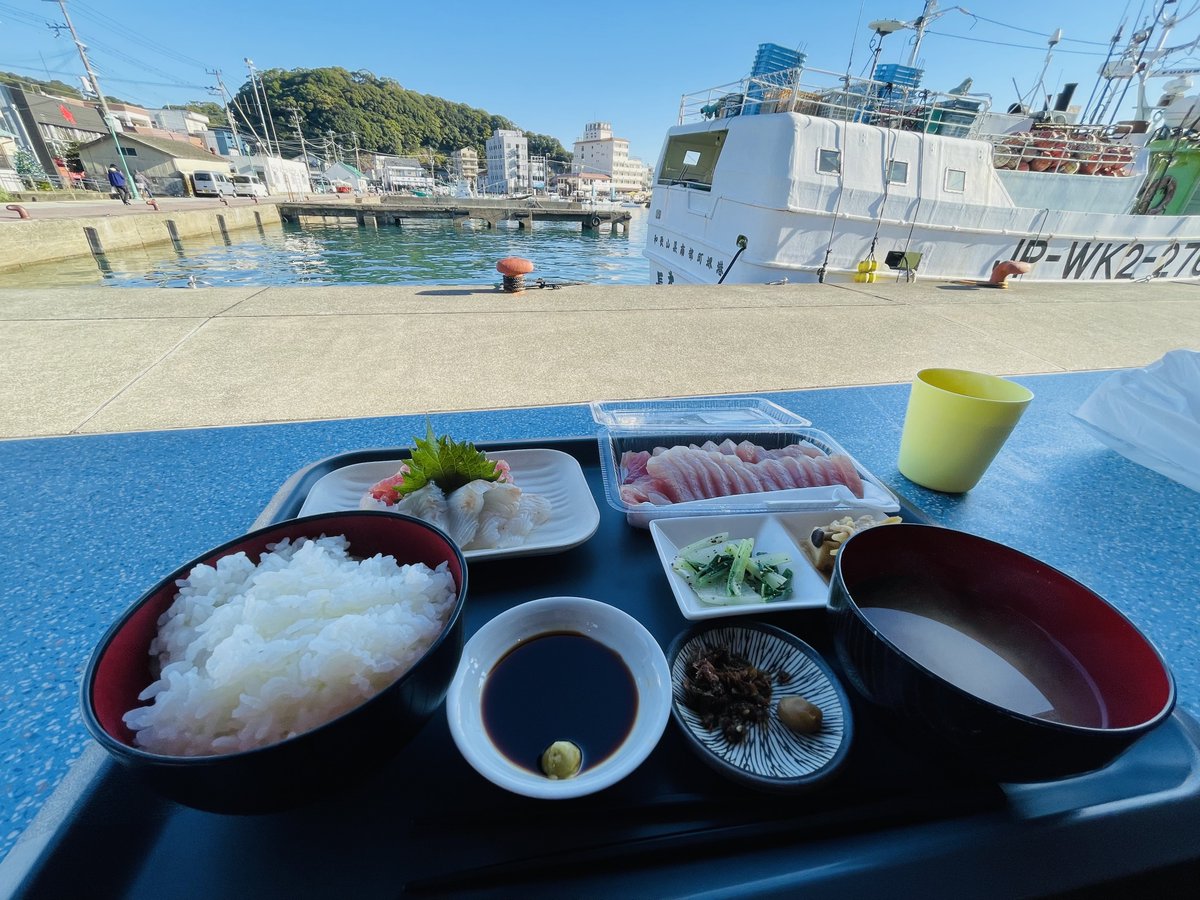tanaryota2's tweet photo. 朝食は市場ごはんしげ！
900円で2種類のお刺身と手作りの副菜がついてきます✨
ここは美味しくてリーズナブルでお気に入り😚海を眺めながら海鮮を食べるなんて贅沢すぎる朝食でした🥳
さっき購入したまぐろものせてミニ海鮮丼も楽しみました☺️ https://t.co/z5cDOAyVod