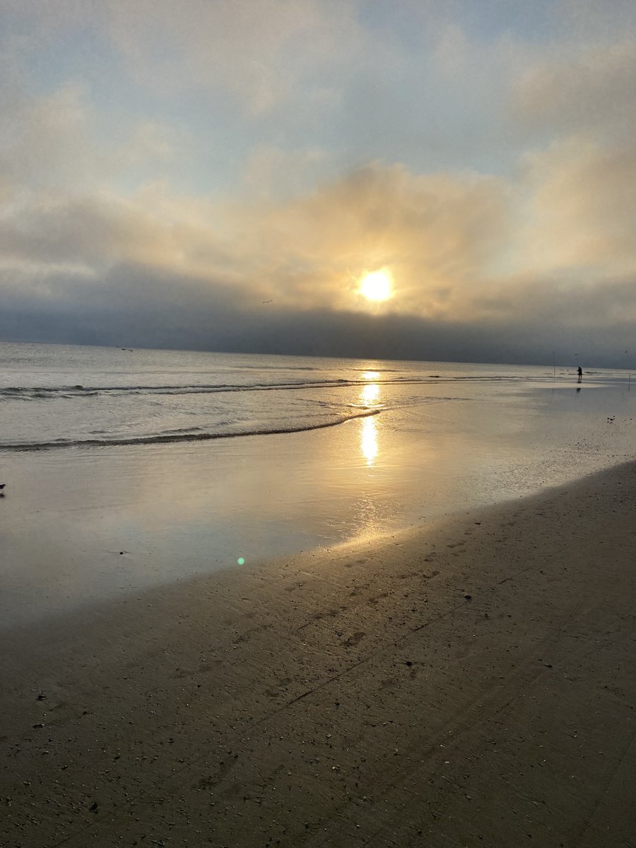 TMainolfiWESH's tweet photo. Michael Tapp sent me this sunrise photo from the #PonceInlet just now. Many folks will be off and waling the beach this week for the #Thanksgiving holiday. Keep those pictures coming folks. https://t.co/3nar1VRhnZ