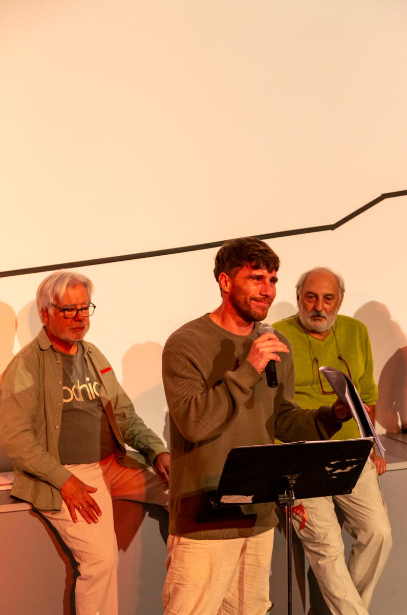 CrossBorderProj's tweet image. Así fue la lectura dramatizada del laboratorio de Teatro Documental #RelatosDeCiudad 🏙️🩵

Gracias, @soybernabe (un ripense de pro), por sumar tu historia al collage teatral y elevar la lectura con tu presencia.

Gracias, @AytoRivas , por contar con el Cross para este proyecto.