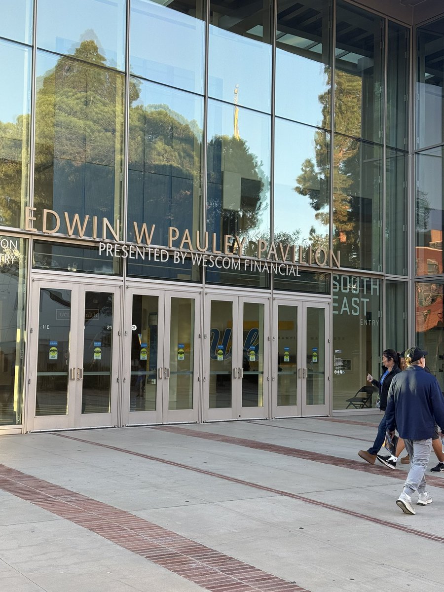 jgent15's tweet image. Visiting the Bruins now