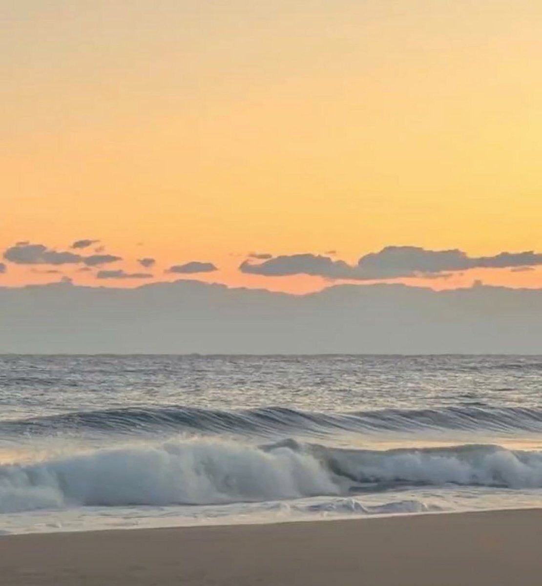 amanda_scott21's tweet image. When sunset meets the beautiful waves of the ocean! 🏖️🩴
#fypシ #beach #sundayvibes