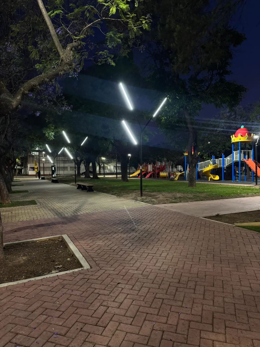 Nueva iluminación para la Plaza Miguel Dávila 💡

Seguimos transformando los espacios verdes de nuestra ciudad!

Colocamos equipos de última generación que mejoran la calidad de la iluminación, optimizando la seguridad y permitiendo un uso más eficiente de la energía.