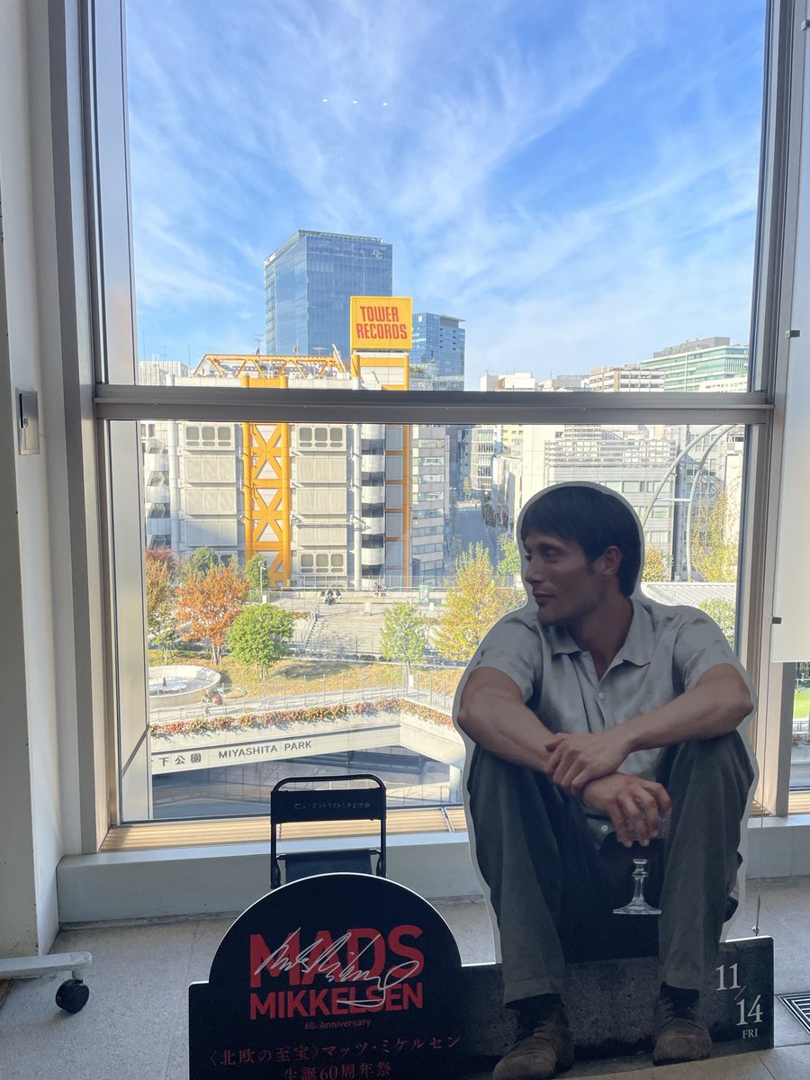 描いた様な窓の外、立て看じゃないから余計驚くマッツ看板。並んで一緒に写せる優しい椅子があるヒューマントラスト渋谷