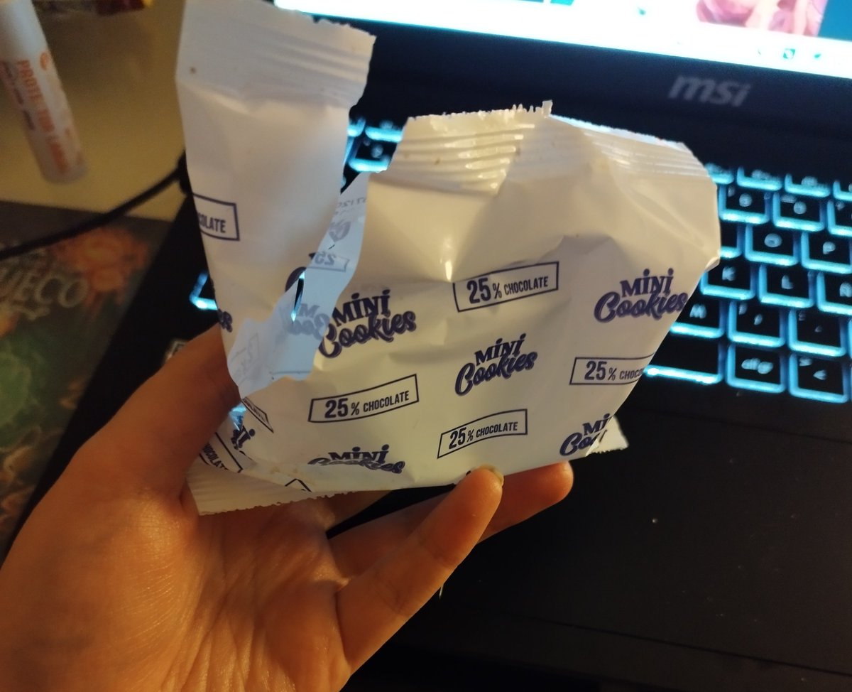 cada día veo como todos mis amigos avanzan con sus vidas y les va bien mientras yo cada día soy peor persona y tengo miedo del día que se den cuenta de que no encajo en sus vidas!!! mini chips ahoy de madrugada :3