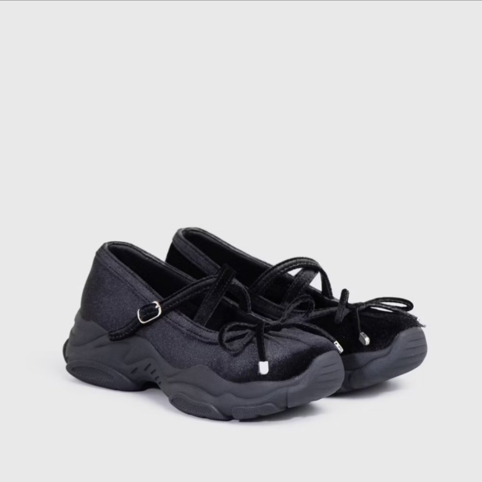 grassncity's tweet image. WTS (WANT TO SELL)
Adorableprojects Swift Sneakers Balerina Black

UK : 39 (24,5CM)
Harga : 230.000

Kondisi masih baru belum pernah dipakai, karena salah pilih ukuran.

#wts #wts #sepatu #sandal #sneakers