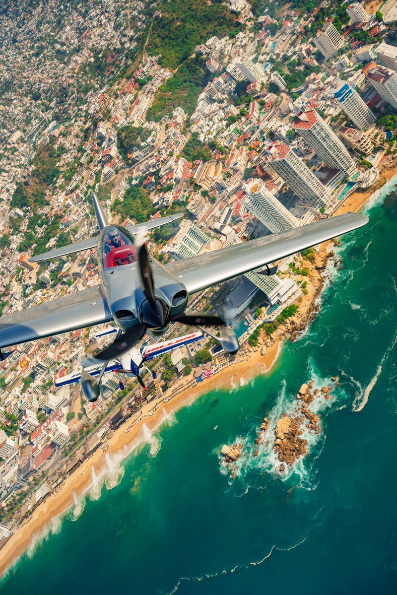 EvelynSalgadoP's tweet image. El #HogarDelSol se llenó nuevamente de emoción en este segundo día del Acapulco #AirShow2025. ✈️✨ Pilotos de talla internacional sorprendieron con acrobacias espectaculares sobre nuestra bahía.

Aquí les comparto más postales de este gran cierre. 👇