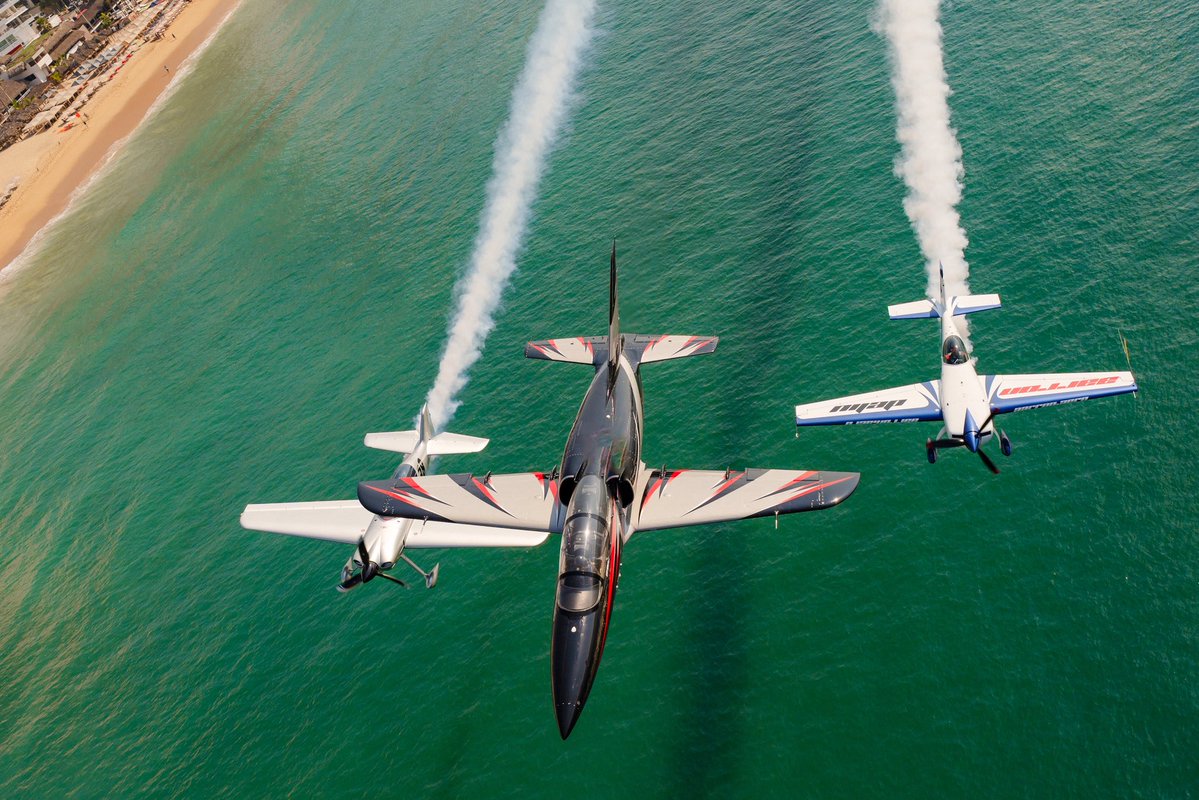 EvelynSalgadoP's tweet image. El #HogarDelSol se llenó nuevamente de emoción en este segundo día del Acapulco #AirShow2025. ✈️✨ Pilotos de talla internacional sorprendieron con acrobacias espectaculares sobre nuestra bahía.

Aquí les comparto más postales de este gran cierre. 👇
