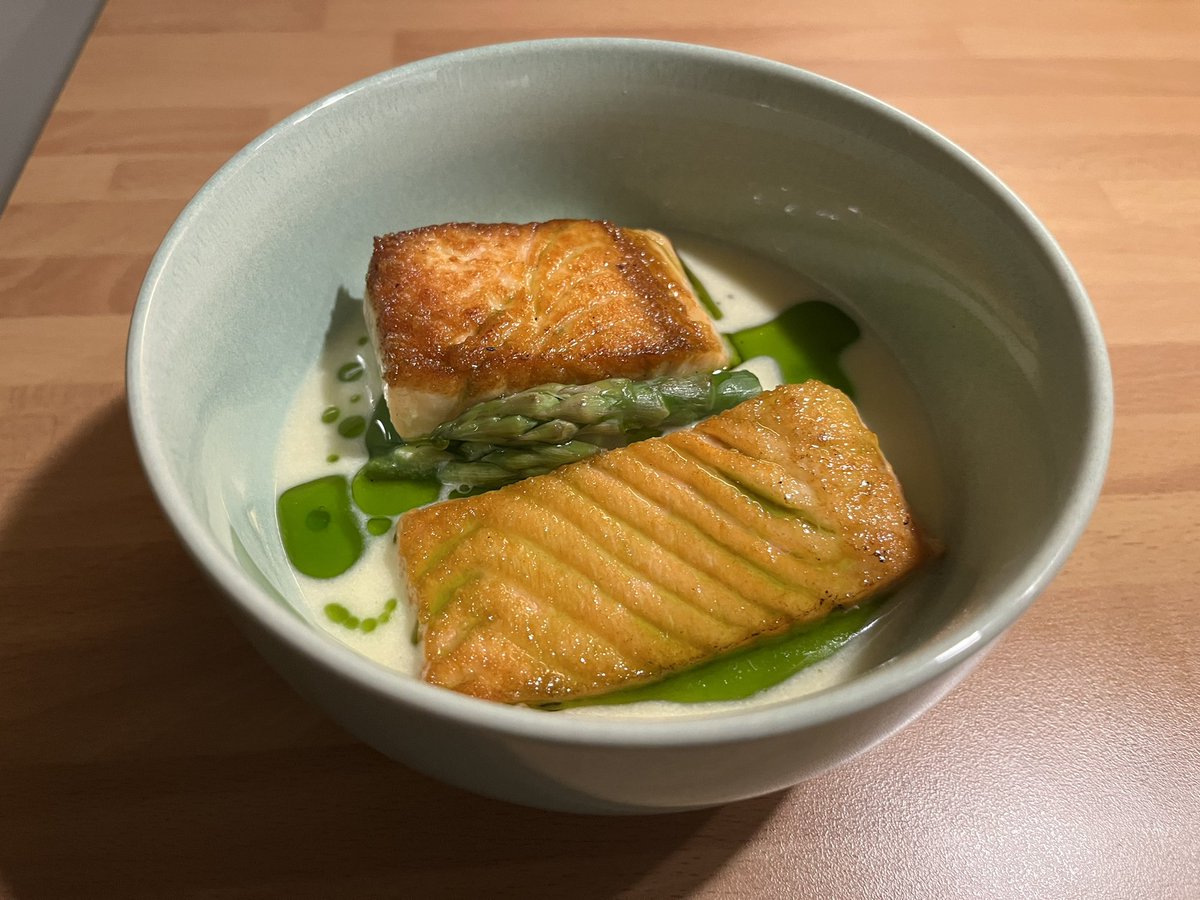 ollyrobot's tweet image. salmon, asparagus, pureed celeriac sauce and leek and parsley oil

still got it