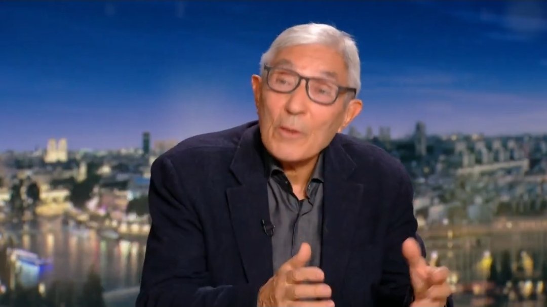 صنصال يقول بأنه تحدث مع ماكرون بدون استقبال رسمي وقال له بأنه سيعود للجزائر في الأيام القادمة أين نصحه ماكرون بعدم فعل ذلك

صنصال قال أيضا بأن السجن في #الجزائر نعمة وليس كما كانت تصوره بعض الأبواق الفرنسية وبأنه يشكر الأطباء الجزائريين الذين كانوا يعالجونه من مرض السرطان