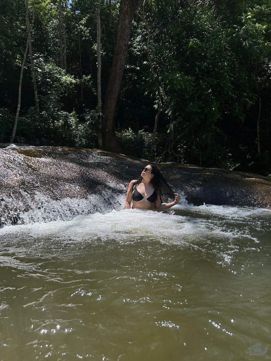 hellorafa's tweet image. quem me dera poder tomar um banho de cachoeira toda semana