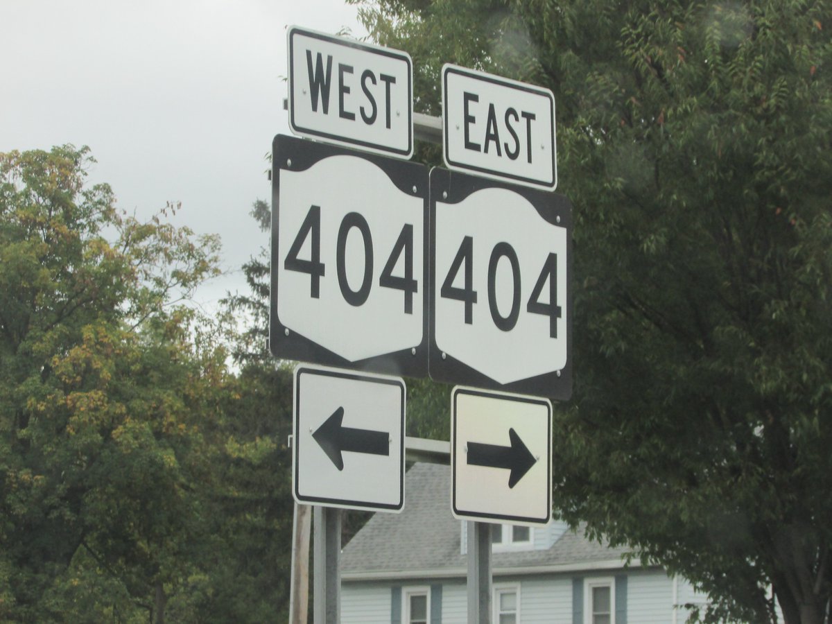 JediGesserit's tweet image. Clueless to the left of me, clueless to the right ...