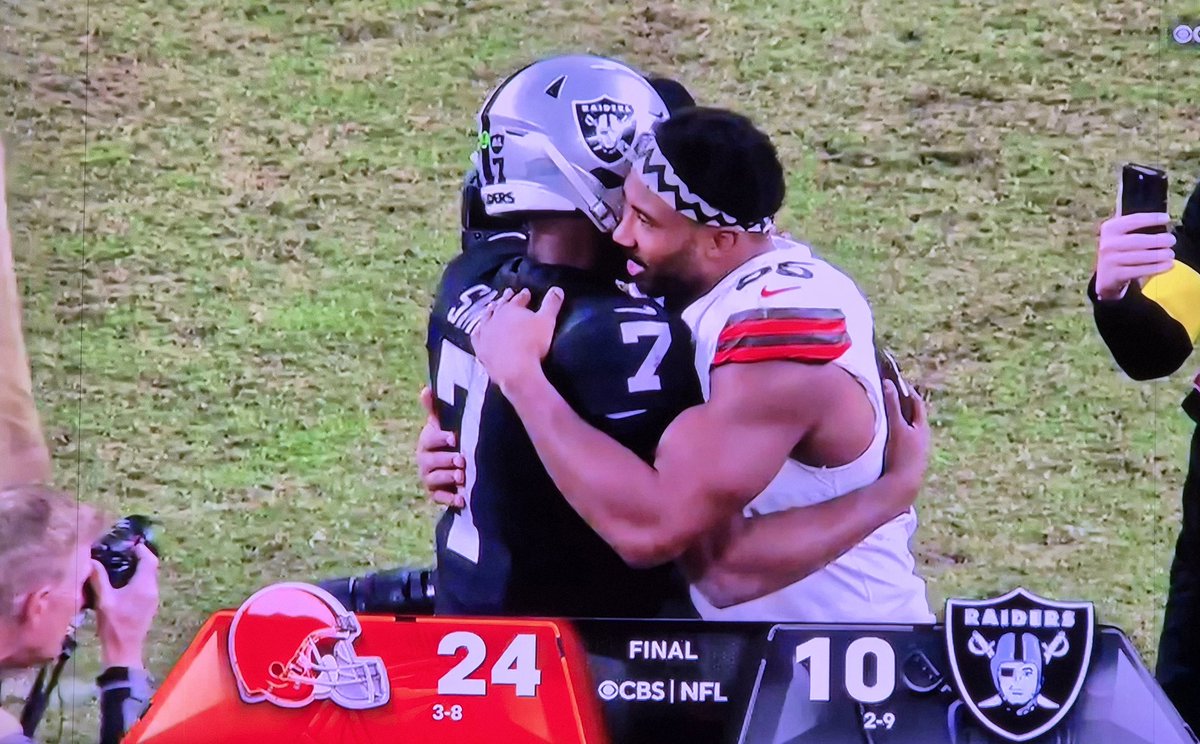 Primera victoria on the road construida sin duda desde una defensa tremenda... ante unos Raiders maniatados. 
Sanders tuvo luces y sombras en su debut como titular pero desde luego tiene más techo q Gabriel. 
 Buenas noches, #DawgPound !
#CLEvsLV