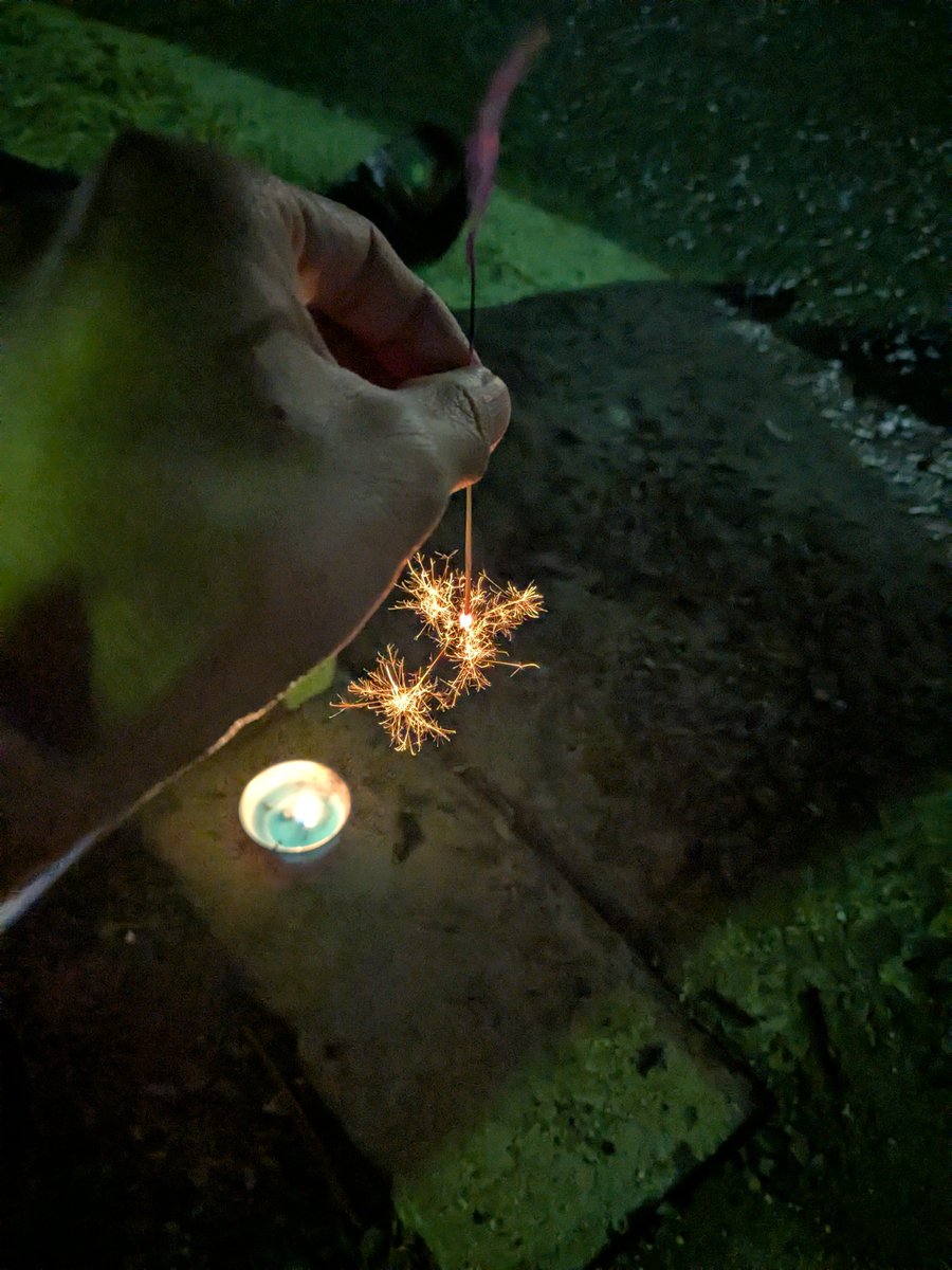 昨日の夜は妻と花火。
昨年比炎が消えにくいロウソクに変えたので着火が快適。
大人になってからの花火は楽しい。