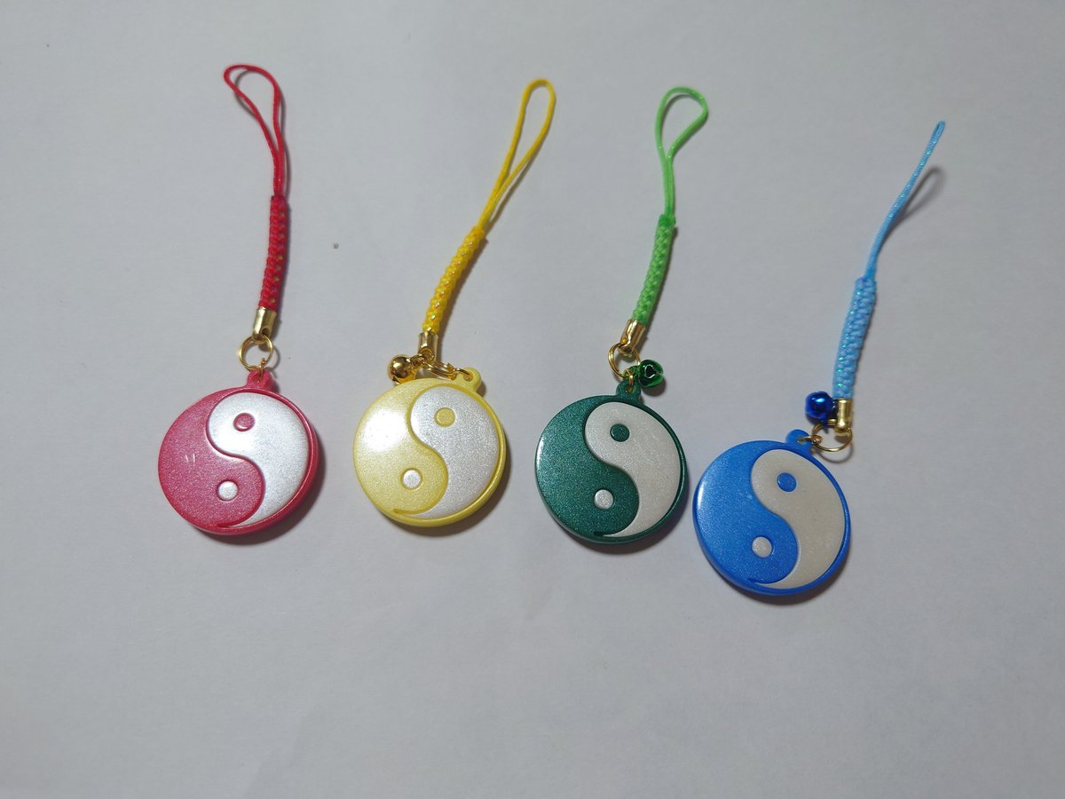 Lab_MuhouChitai's tweet image. 新潟例大祭L-31a 夢峰地帯研究所 おしながき
だいたい紅楼夢/秋季例大祭と同じです

新作 
展示
爾子田里乃と丁礼田舞 モーションフィギュア

グッズ
塵塚ウバメ 唐櫃返しマイクロファイバー 800円   
陰陽玉キーホルダー 新型 500円 赤は売り切れです
つづく