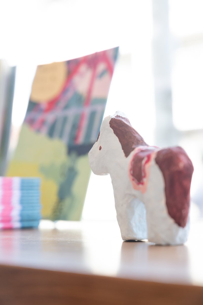 中村茉優子さんの作品には動物がよく描かれています。とくに馬や恐竜や鹿など首の長い動物が多い印象。
風景の中に登場させるのが好きだそうで、日常の中にほんの少し異世界がつながったファンタジーの世界観が魅力的です。

本日最終日です。ぜひ会場で様々な景色の入り口を覗きにお越しください。