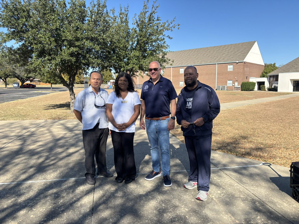 NikkieFor's tweet photo. Community leaders gathered today to tackle the critical needs of the community through a food drive in Southeast Arlington. I would like to express my appreciation to State Representative Chris Turner, Pastor Kristin Warthen for the partnership. https://t.co/QrUsB8yEGt