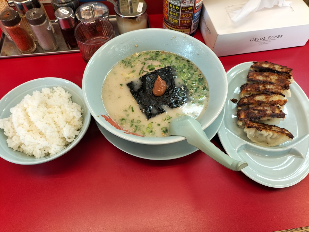 rapioji's tweet image. （週明けちまったが）今週もお疲れ様朝ラー♪
師走に向けて忙しくなってきたな…来週から（もう今週だが）かなり仕事がきつそうだ…
2枚目の写真は車のオイル交換待ち時間に散歩中に立ち寄ったコスモス畑
#朝ラーメン
#山岡家