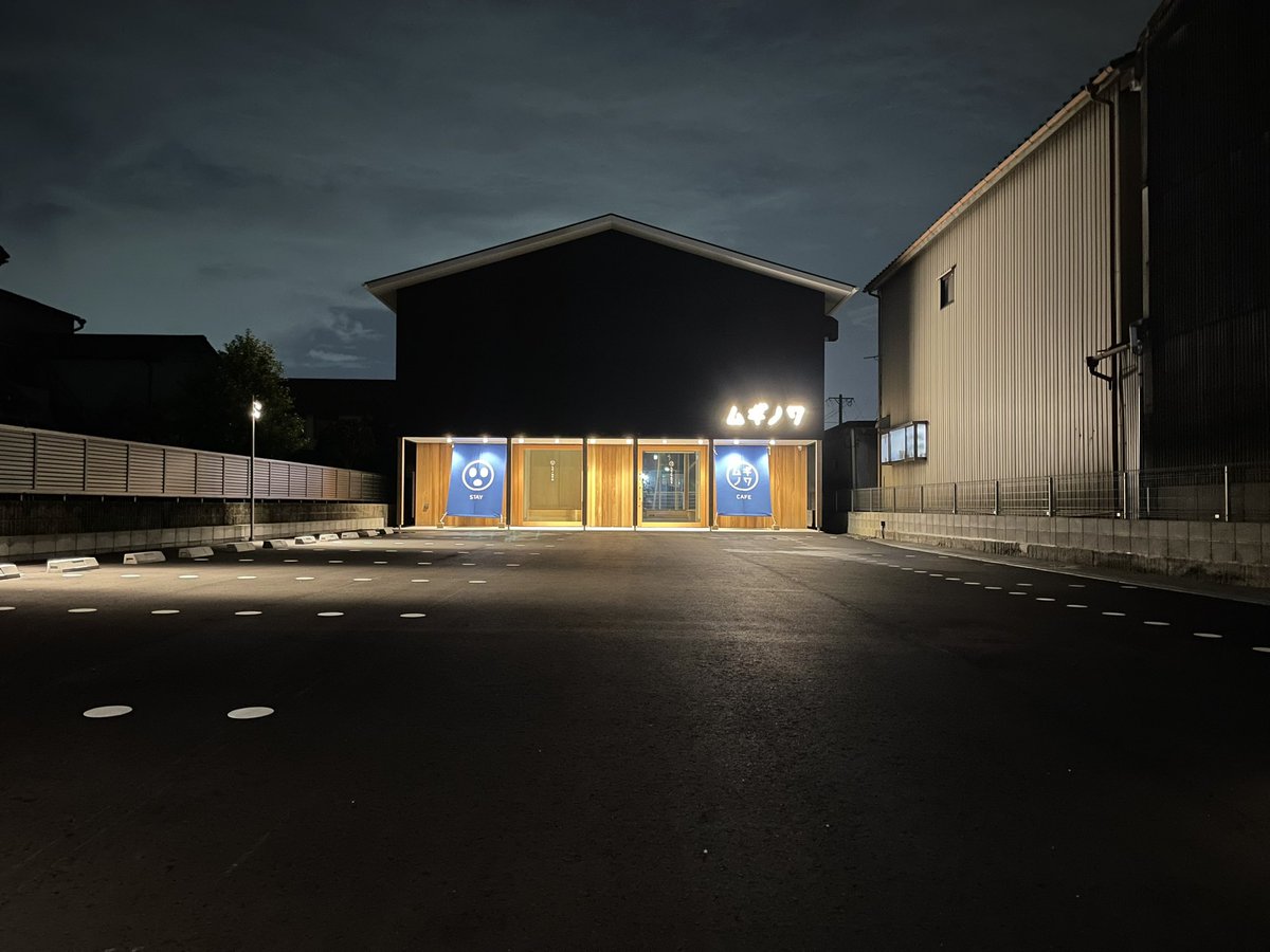 _MuGicafe's tweet image. 姉妹「ムギノワ」のキャラクターが、シールやフェルト？で再現されて、可愛い展開をしております☆デザイナーの友人丸田くんが、くまモンの様についでに作ってくれたキャラクター。
名前は無いのですが、小麦の粒と珈琲豆のダブルミーンの意味合いを持って産まれてます〜
#ムギノワ