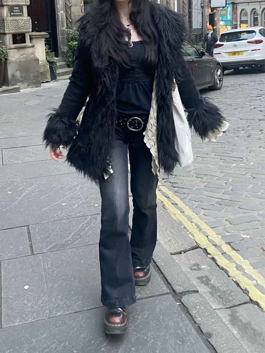 goj0loveer's tweet image. go to pinterest and search 🫧

𐙚 celebrity
𐙚 outfit
𐙚 quote
𐙚 aesthetic