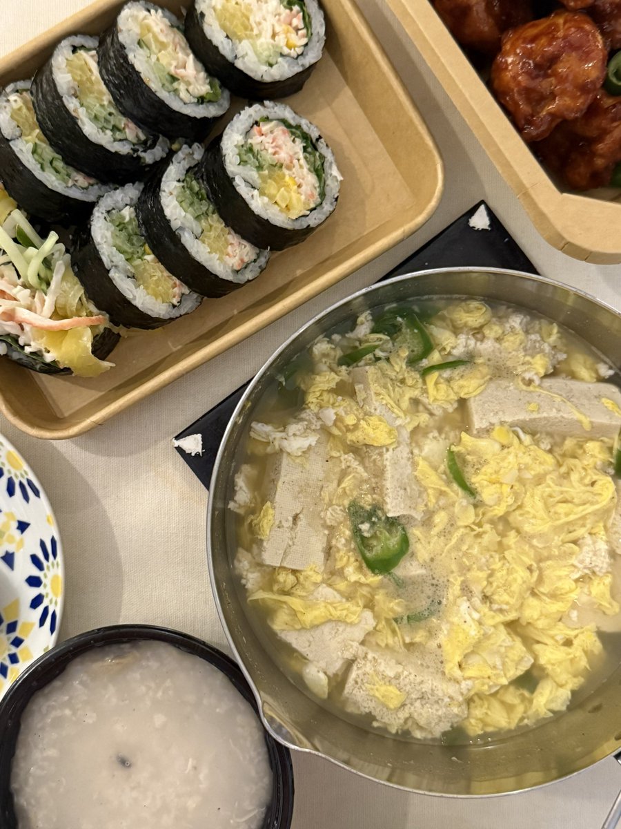 gettingbetter_b's tweet image. 251120
아침. 두유, 행사 핑거푸드
점심. 쉑쉑
저녁. 두부계란국, 닭죽, 남편의 닭강정 두 개 정도 뺏어먹음. 후식 콜비잭 치즈와 우유