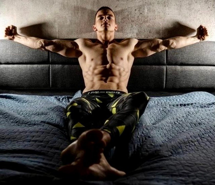 Malechritude's tweet photo. Theme for today:
#MenAsArt
I love the pose. I hate those pants. https://t.co/YbEf0d2dLZ