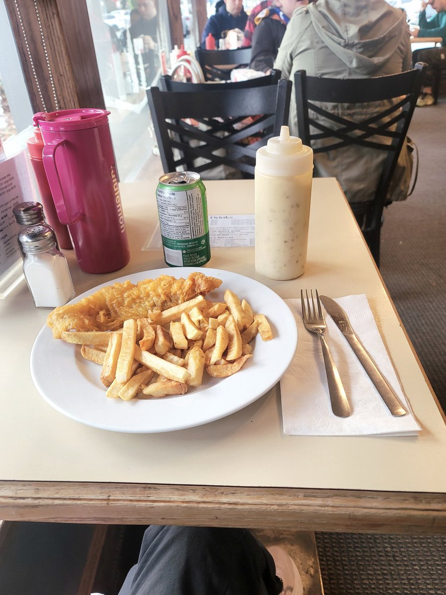 lynda3035's tweet photo. Good eating and definitely a good deal โฃ๏ธ 1 pc cod & chips for $1.65!! Their price from 1965. It was only from 12 - 4 pm, Sunday, Nov. 23 ๐๐๐๐ฅค#SundayFeelin #CodAndChips https://t.co/OHhIH7zANu