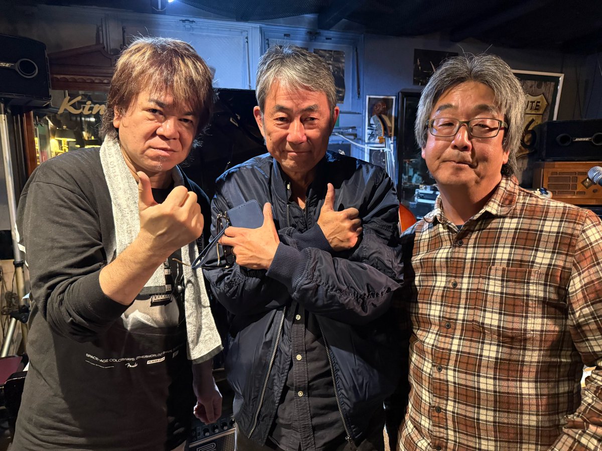 昨夜のセッションにむかしからの知人と同級生登場。
ありがとう！
2人とも普通に上手くなっていて歳をとってもギターは上達するんだと、、

ありがとうございます♪