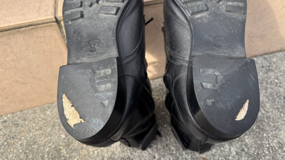 愛用のミドリ製ジョギングシューズ。官品の出動靴。ほぼ毎日5.2キロ、アスファルト上のジョギングに使ってたら、踵、やっぱりこうなった😰
#出動靴
#コンバットシューズ
#安全靴
#ジョギングシューズ
#ミドリ
#偏摩耗