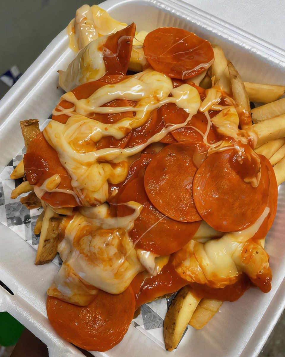 eatinerni's tweet image. Does this count as poutine? 🍕 🍟