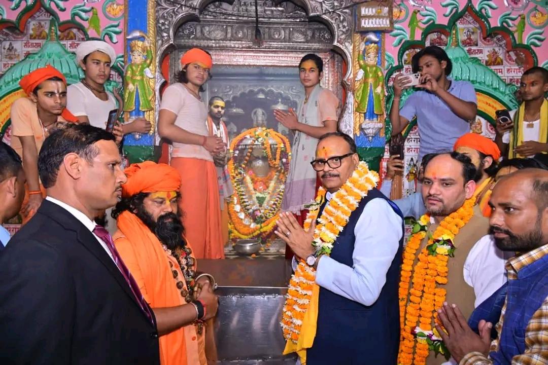 आज अयोध्या धाम स्थित हनुमानगढ़ी मंदिर में दर्शन-पूजन-अर्चन कर प्रदेश के लोककल्याण की कामना करते यशस्वी उपमुख्यमंत्री मा० श्री ब्रजेश पाठक जी। <a href="/brajeshpathakup/">Brajesh Pathak</a>
#Brajeshpathak #23Nov2025