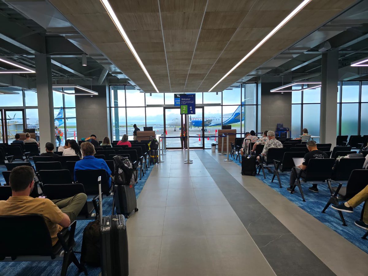 OctaJPP's tweet image. ¡COMUNICADO! 

Les manda a decir @XiomaraCastroZ que buen viaje desde la nueva terminal del Aeropuerto Internacional de Roatan ✈️🏝️ 

Un lujazo que se merecen los pasajeros 👏 

#XiomaraCastro