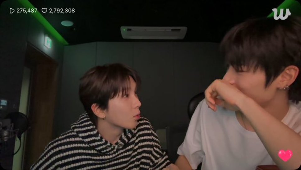 zoo_p_tier_'s tweet image. ㅆㅂ이거진짜 어디 잡혀갈거같다 오른쪽사람 진짜위험해보이고 나당장뛰어들어가서 왼쪽애구해와야될거같음