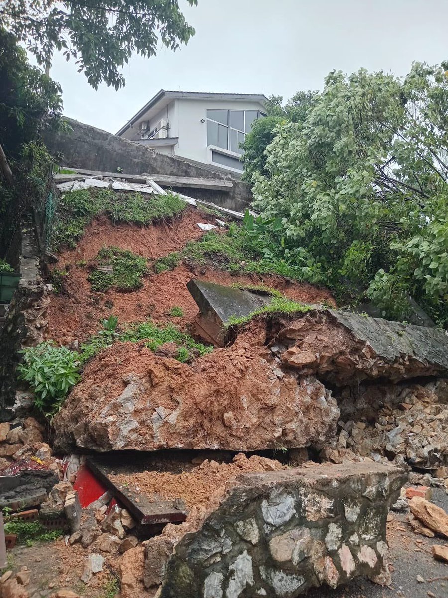 redzuanNewsMPB's tweet photo. Kejadian tanah runtuh dekat Pangsapuri kos rendah, Jalan Sepadu 6, Taman United, KL.

Penghuni 2 blok rumah (104 unit) serta premis berhampiran diarahkan untuk dikosongkan berikutan masih terdapat pergerakan tanah dan keadaan cuaca yang sedang hujan lebat. https://t.co/dO3VfgbBVh