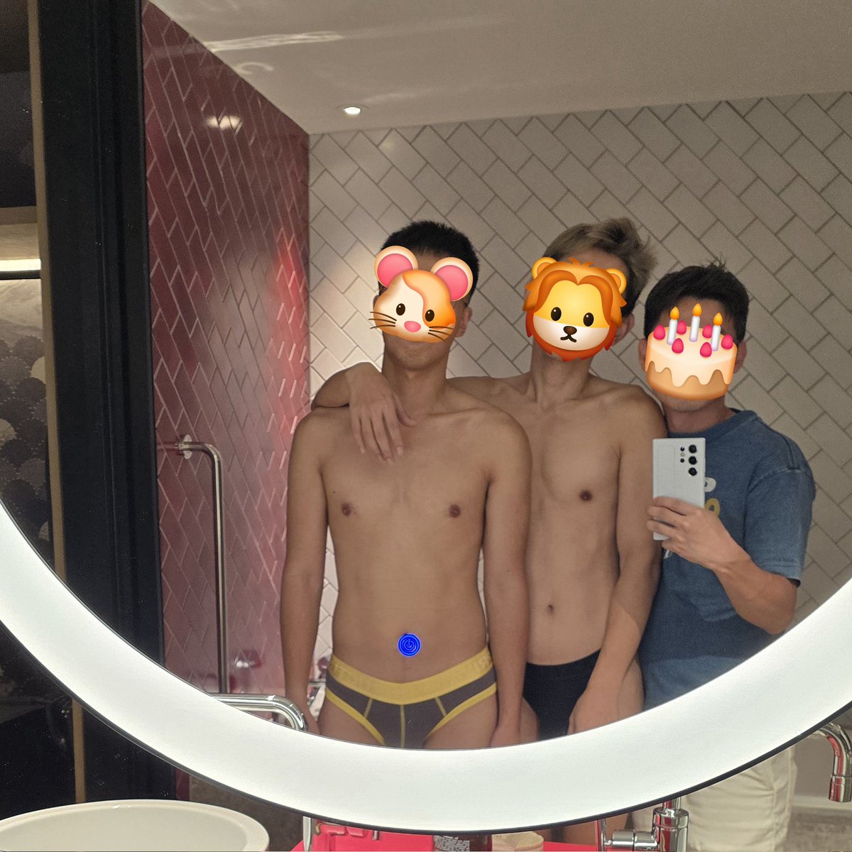 昨天跟2個體能奴的合照
合照前當然有給好好的照顧訓練
今天還誰要來讓主人生日爽噴呢？