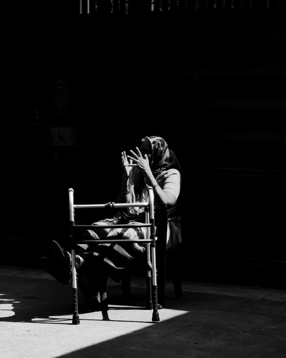Silent conversations in the sun 🖤
​#BlackAndWhitePhotography #StreetPhotography #BnW #Monochrome #Portrait #LightAndShadow #Storytelling #PhotoOfTheDay #ShotOnSnapdragon #Xiaomi #Xiaomi14Ultra <a href="/SnapdragonCarla/">SnapdragonCarla</a> <a href="/gregcroc/">Greg</a> <a href="/s_anuj/">Anuj Sharma</a>