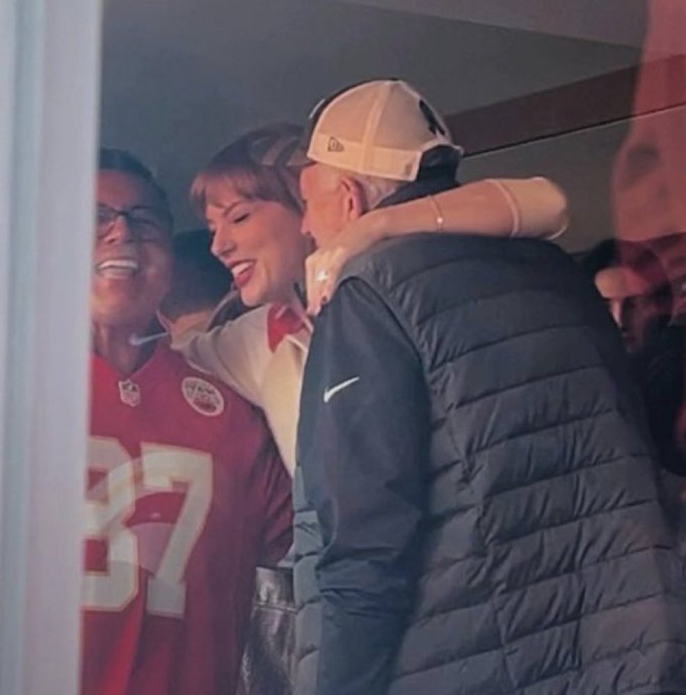 swiftielife__'s tweet image. The ring is blinding like always 😍