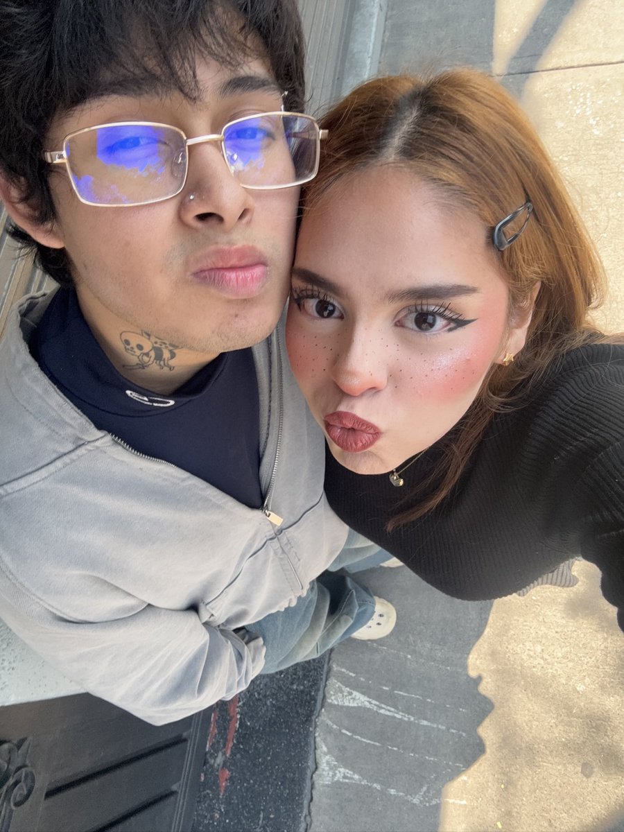 hilarydelrio's tweet image. cuando el artista es tan under que es tu novio