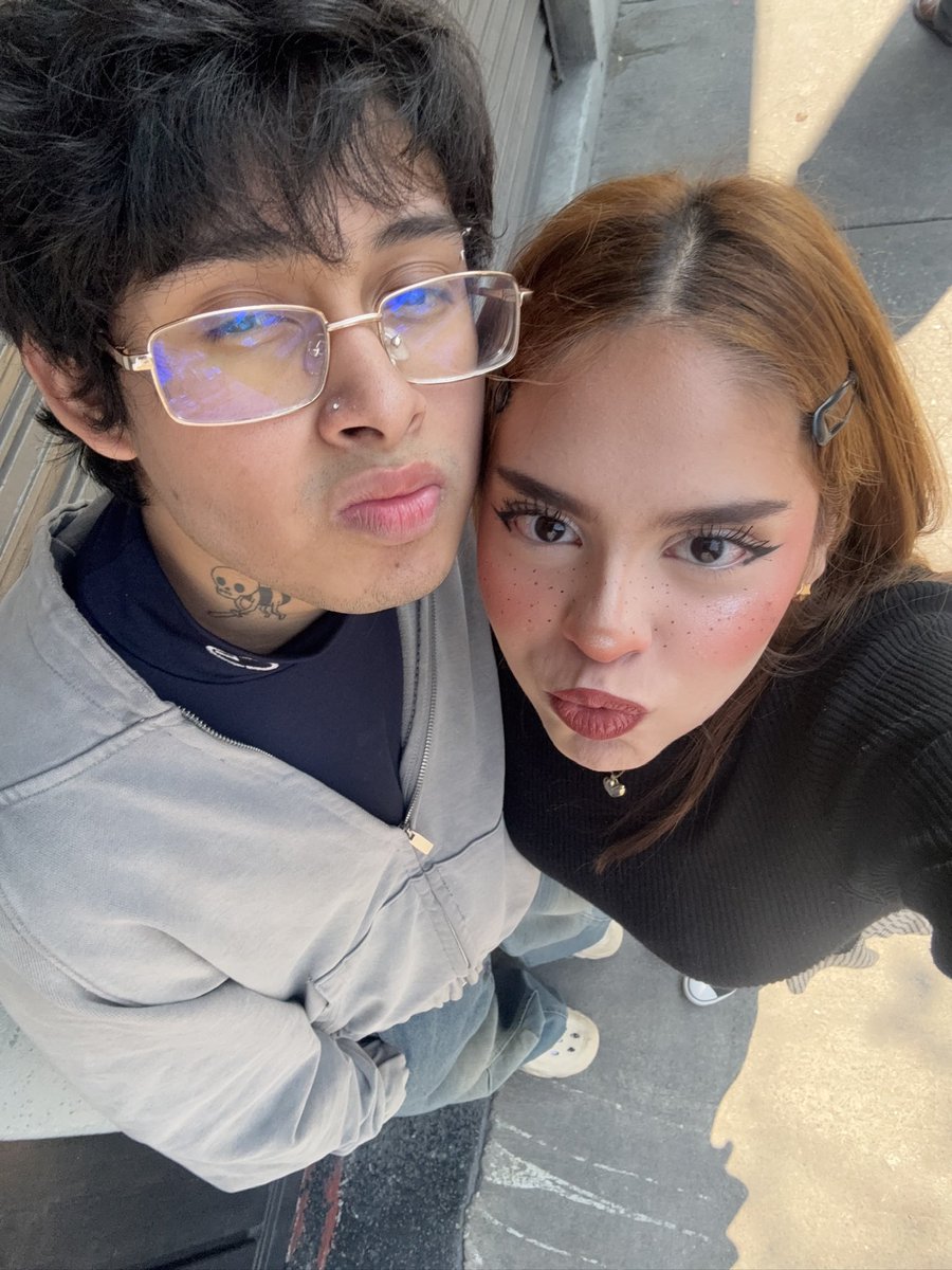 hilarydelrio's tweet image. cuando el artista es tan under que es tu novio