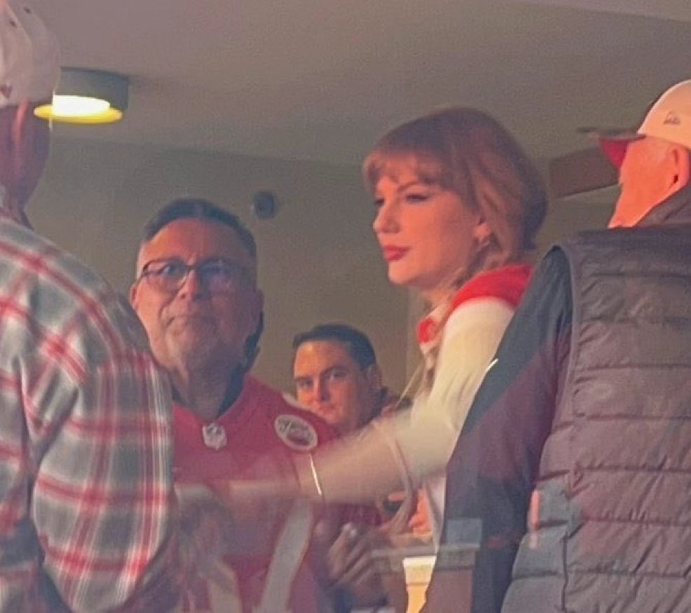 swiftielife__'s tweet image. She was there! And looks so cute!