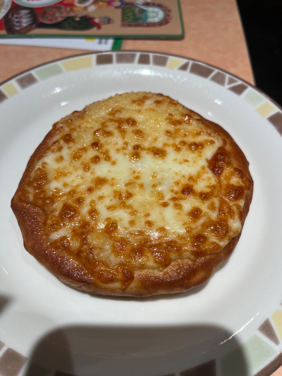 bj55p's tweet image. 気晴らしに、サイゼリヤのチーズフォカッチオを食べました😇