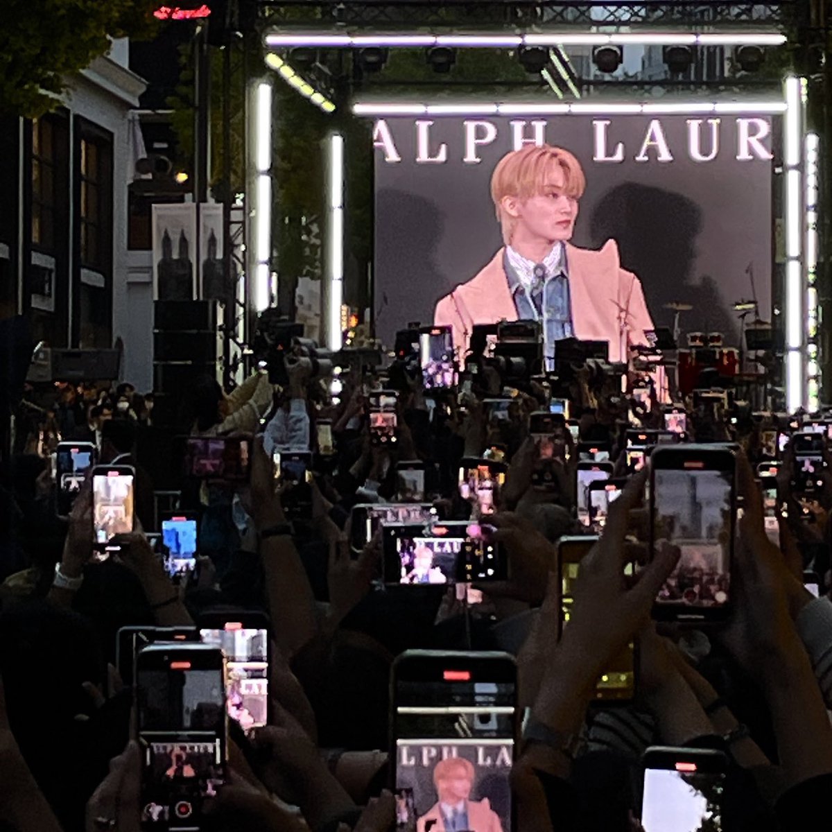 maarkidz's tweet photo. mark lee you will always be the crowd's favorite https://t.co/Pa4OsGOq0g