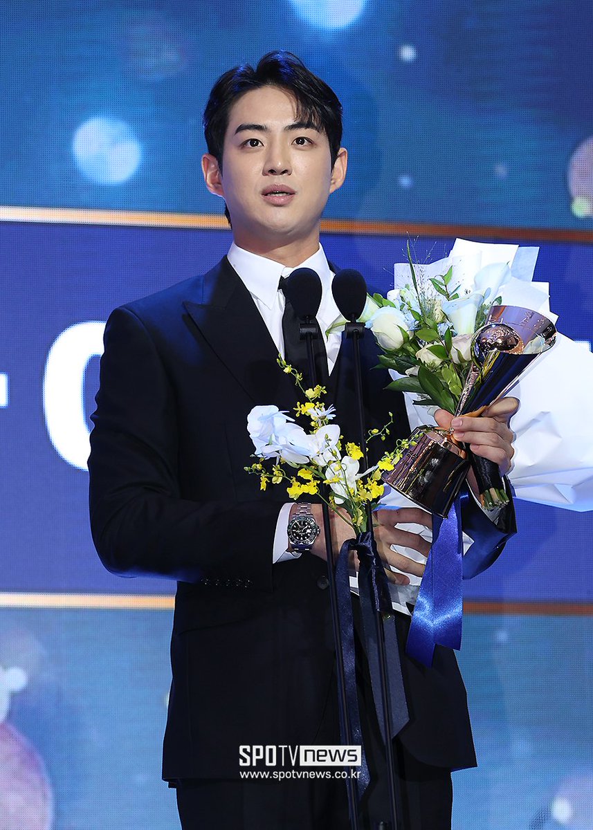 [포토S] '득점상' 구자욱, 배우 뺨치는 비주얼 (출처 : 네이버 스포츠) naver.me/Fr0udwoy