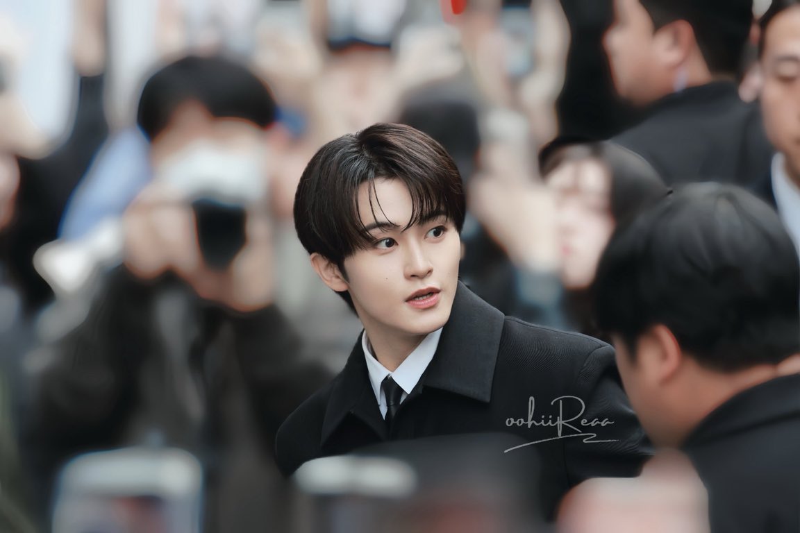 sskngntuk's tweet image. even in a crowded room, i’d only look at you