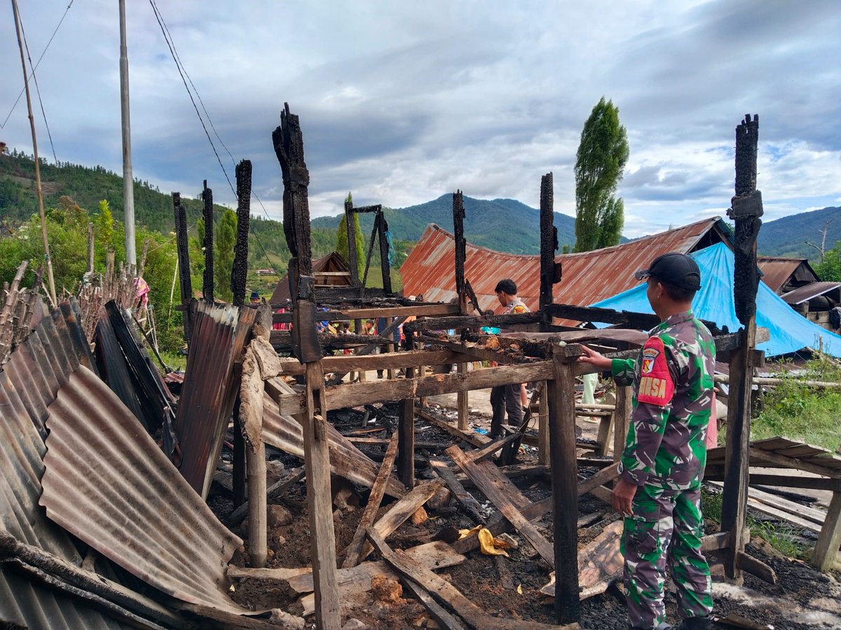 1428Kodim's tweet photo. Babinsa Koramil 1428-04/Pana Tinjau Lokasi kebakaran rumah yang ada di wilayah binaan https://t.co/SSaBZWNUaF