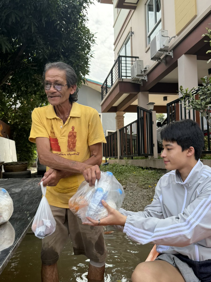 than_chanasit's tweet image. มามาบริจาคอาหารช่วยน้ำท่วมครับ😚