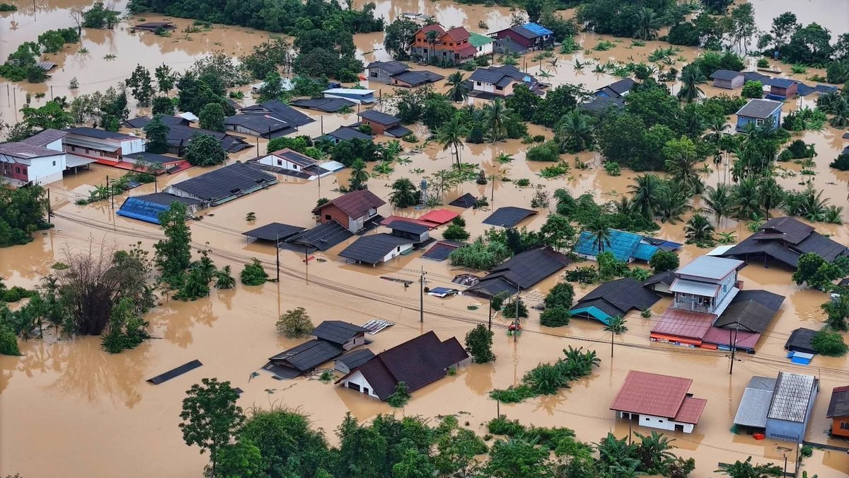 kunnu_night's tweet image. ตอนนี้ไม่ใช่แค่ สงขลา แล้วนะ มีจังหวัดที่ประสบกับอุทกภัยอีกจำนวนมาก ทั้งพัทลุง สตูล ปัตตานี ยะลา นราธิวาสและอำเภออื่นๆในจังหวัดสงขลา ฝนไม่มีท่าทีจะหยุดและยังคงหนักเรื่อยๆ ฝากให้ความสนใจและเป็นกำลังใจให้ที่ชาวใต้กำลังเผชิญอุทกภัยด้วยนะคะ ขอให้ทุกคนปลอดภัย น้ำลดไวๆค่ะ
#น้ำท่วม…